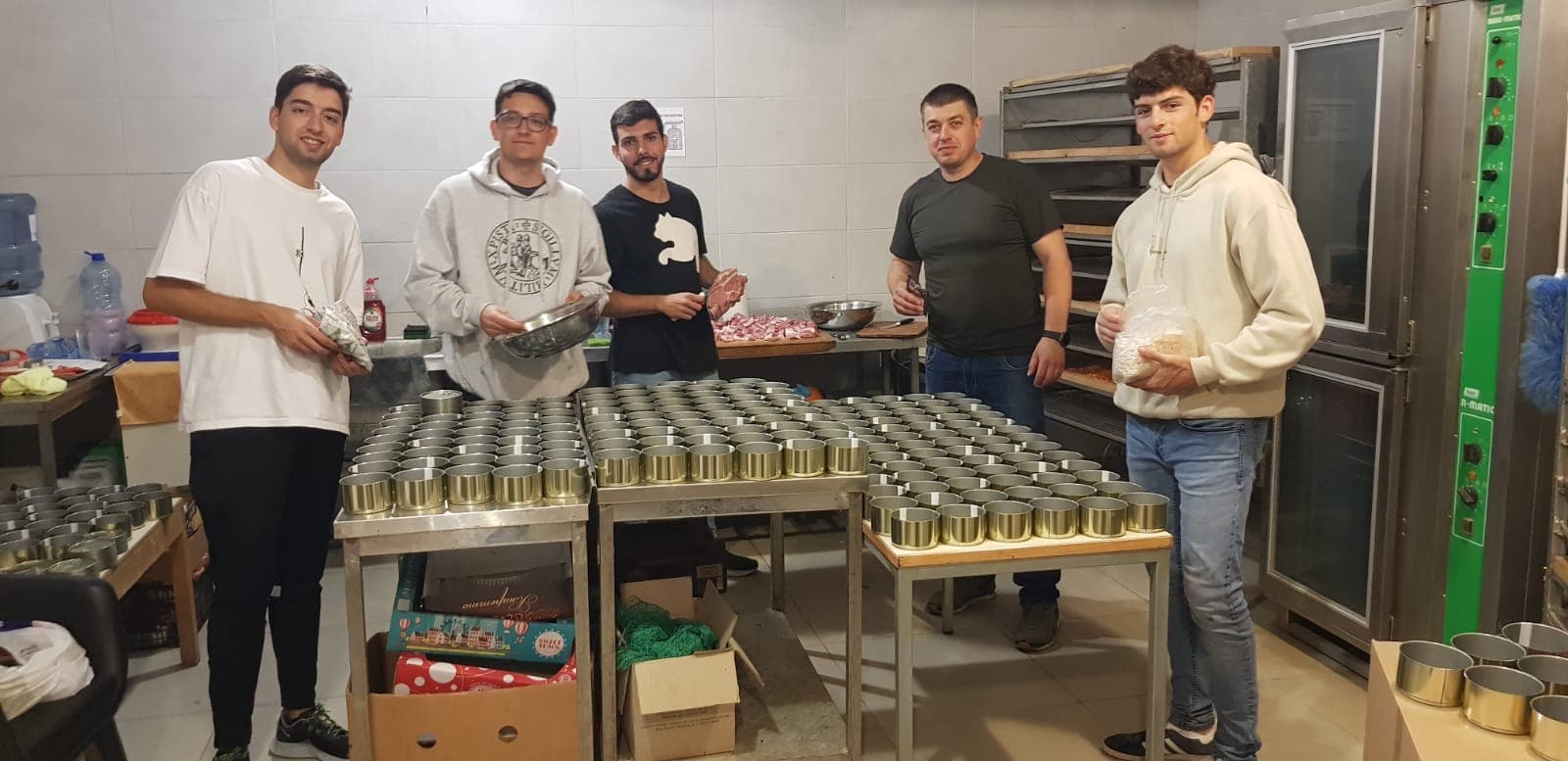 Voluntarios preparando comida