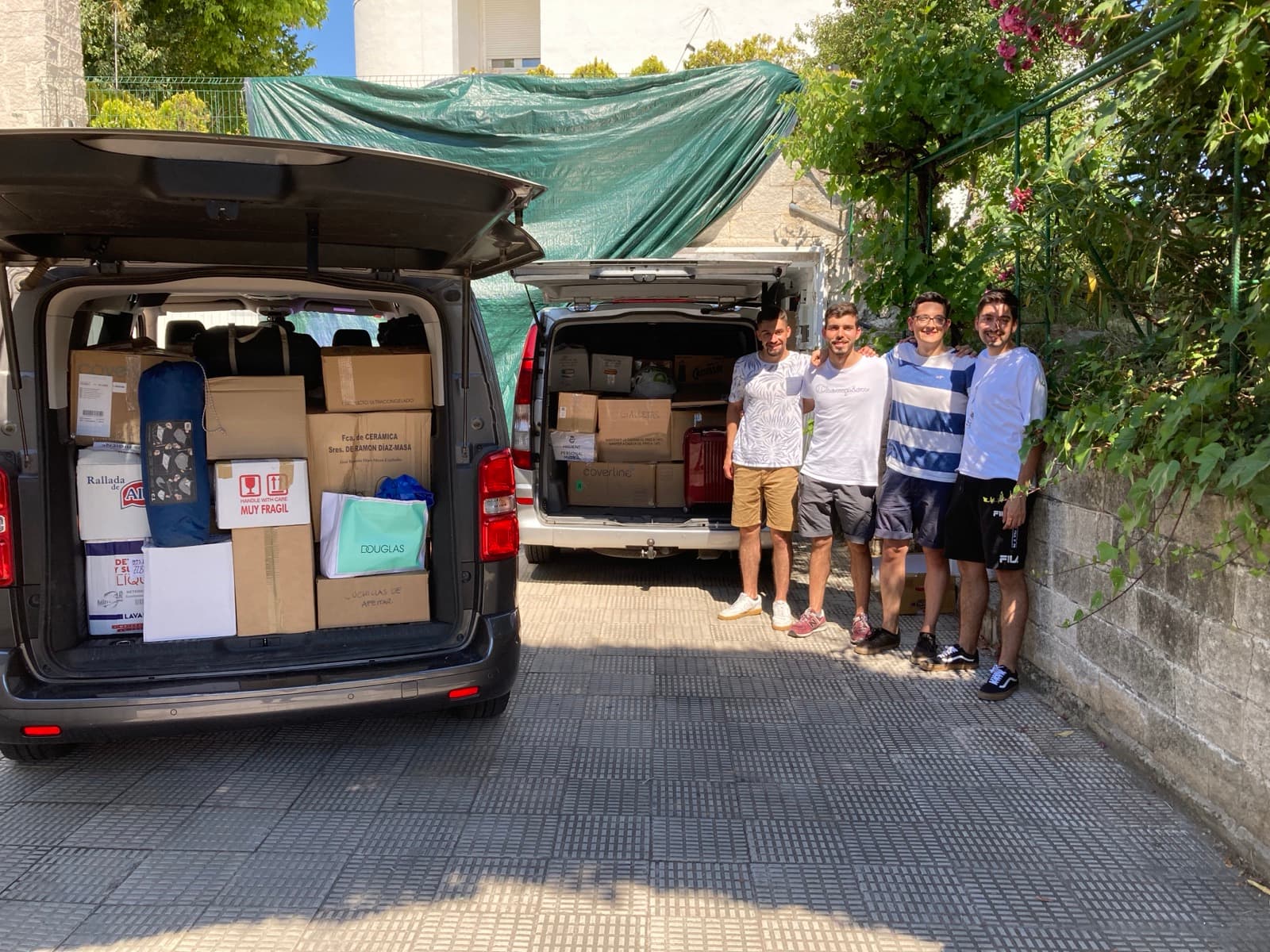 Cargando las furgonetas con ayuda